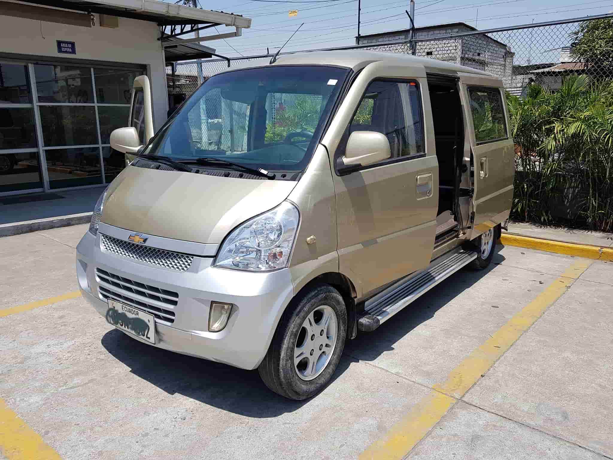 Taller automotriz en Guayaquil para pintar mini furgonetas Chevrolet