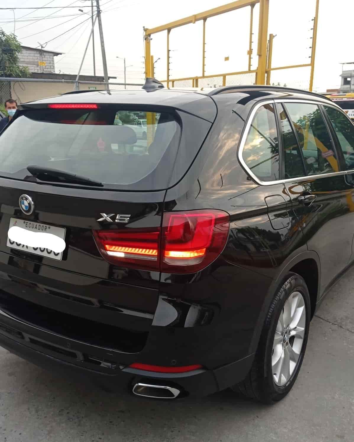 Taller de pintura automotriz en Guayaquil para super SUV BMW negro