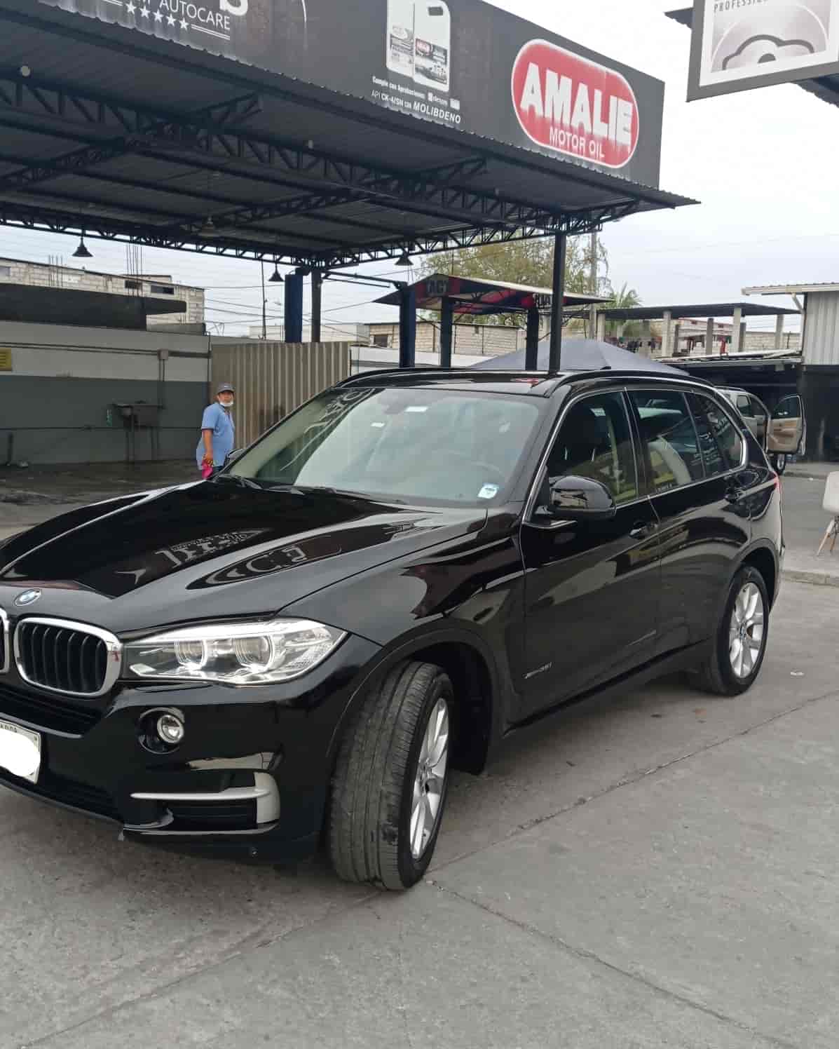 Taller de pintura automotriz en guayaquil para auto suv BMW negro