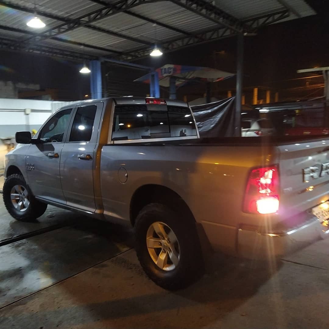 Taller de pintura automotriz para camioneta Toyota RAV en Guayaquil 