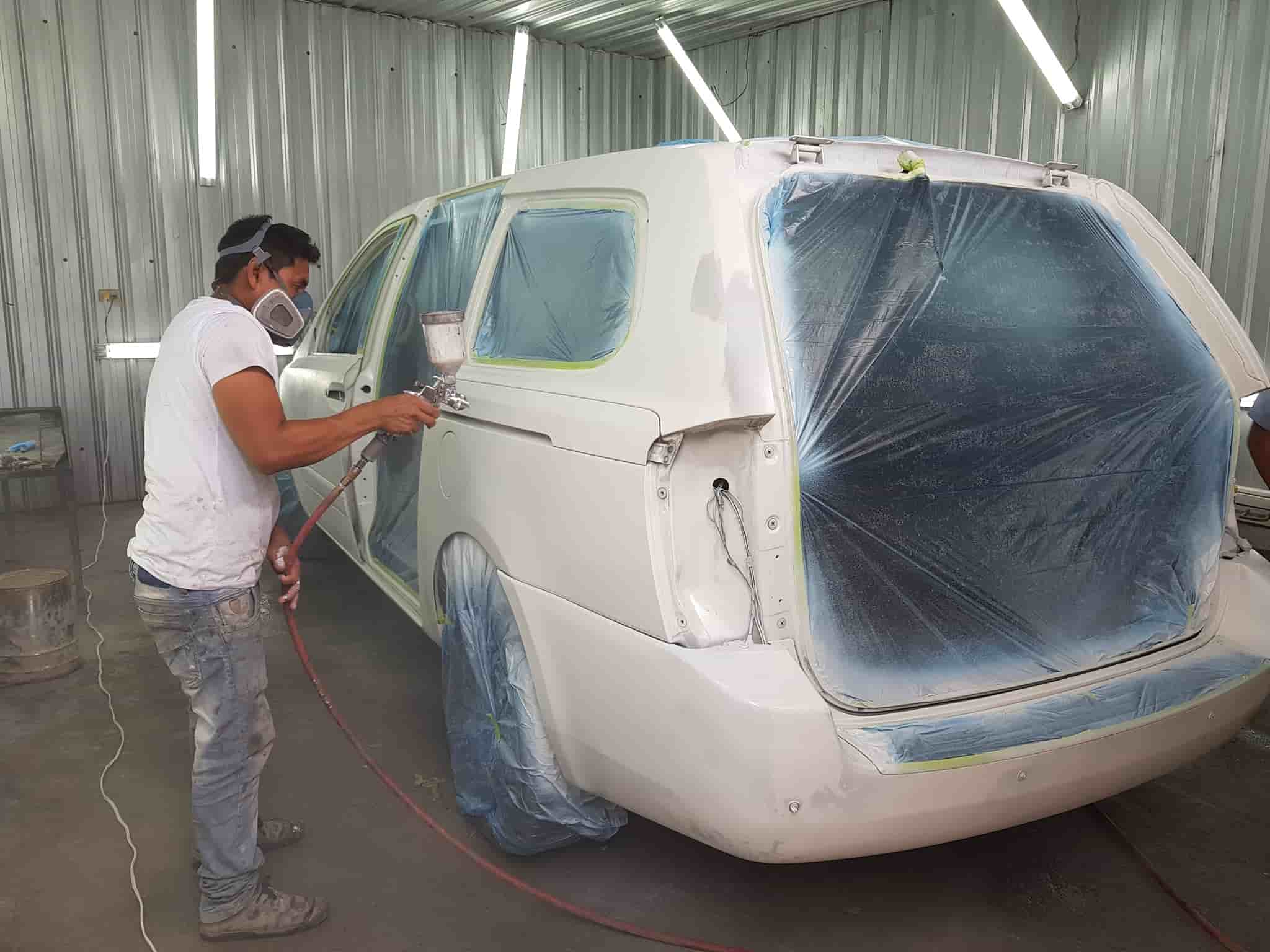 Taller de pintura automotriz en Guayaquil para super SUV Carnival blanco