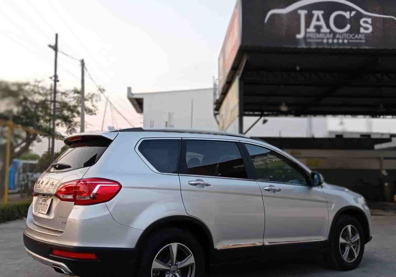 Taller de pintura automotriz en Guayaquil para Super SUV Haval blanco