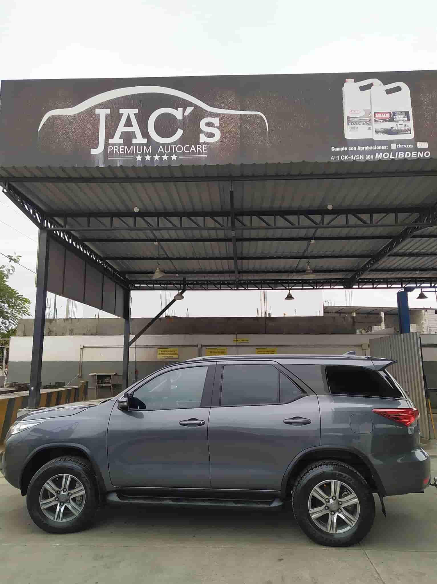 Taller de Pintura Automotriz en Guayaquil para Super SUV Toyota fortuner gris